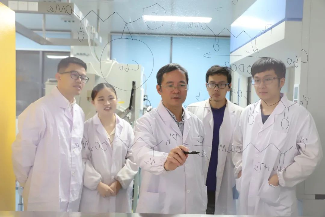 2谢素原和课题组学生们在一起.jpg